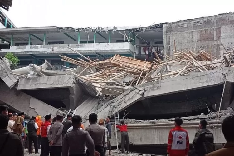 Bangunan pondok pesantren Al Khoziny ambruk, 100 santri tertimbun reruntuhan.