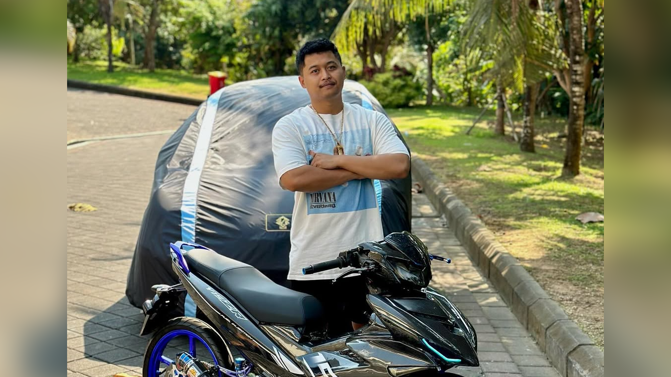 PECINTA OTOMOTIF: Bima Nata bersama salah satu sepeda motor koleksinya.