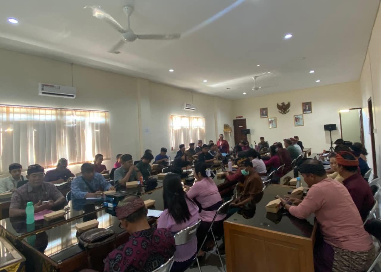 BAHAS REVISI: Suasana rapat membahas revisi Perda Penanggulangan Kemiskinan di Buleleng.
