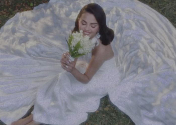 Selena Gomez tampil anggun dalam gaun pengantin satin rancangan Ralph Lauren dengan sentuhan detail Lily of the Valley, saat pernikahannya bersama Benny Blanco di Santa Barbara, California.