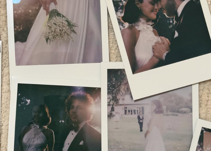 Kolase momen pernikahan Selena Gomez dan Benny Blanco di Santa Barbara menampilkan suasana intim nan hangat, dengan gaun Ralph Lauren dan buket Lily of the Valley yang melambangkan cinta sejati.