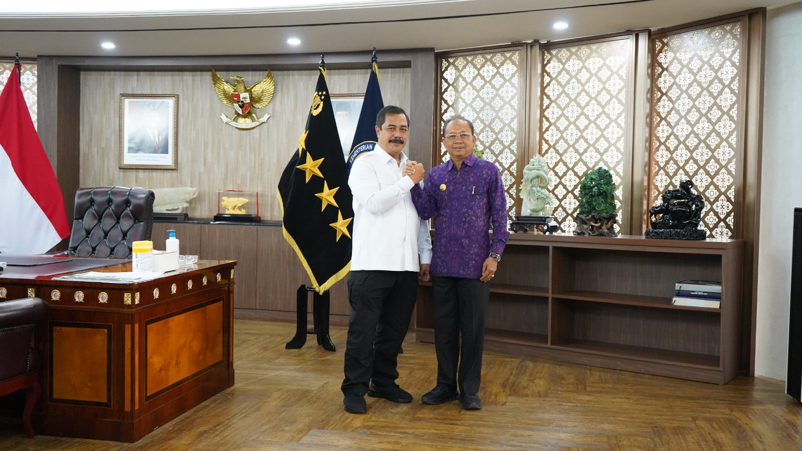 LOBI PEMERINTAH PUSAT: Gubernur Bali, Wayan Koster (kanan) menemui Menteri Imigrasi dan Pemasyarakatan RI, Agus Adrianto (kiri).