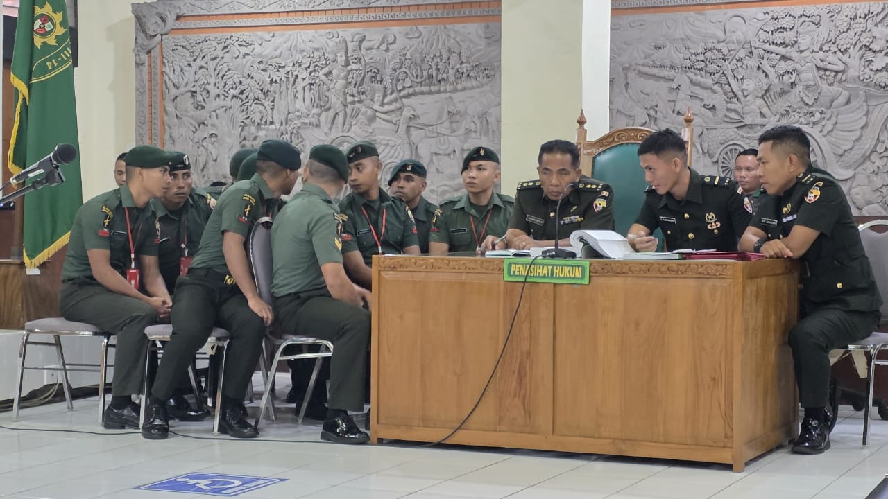 JADI PESAKITAN: Para prajurit TNI AD di Yonif Raider 900/SBW menjalani sidang di Pengadilan Militer III-14 Denpasar, karena terlibat kasus penganiayaan yang berujung tewasnya pemuda asal Buleleng.