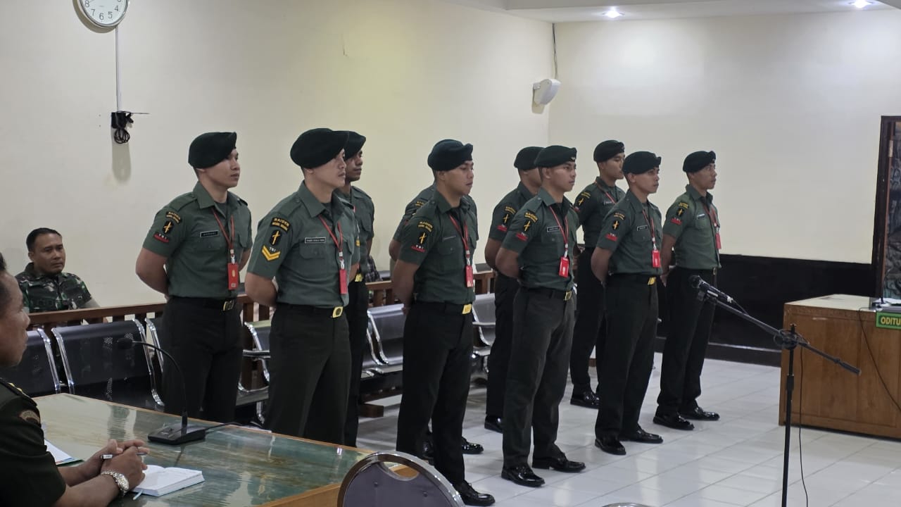 JALANI SIDANG: Para prajurit TNI AD menjalani sidang di Pengadilan Militer Denpasar karena menghabisi nyawa pemuda asal Buleleng.