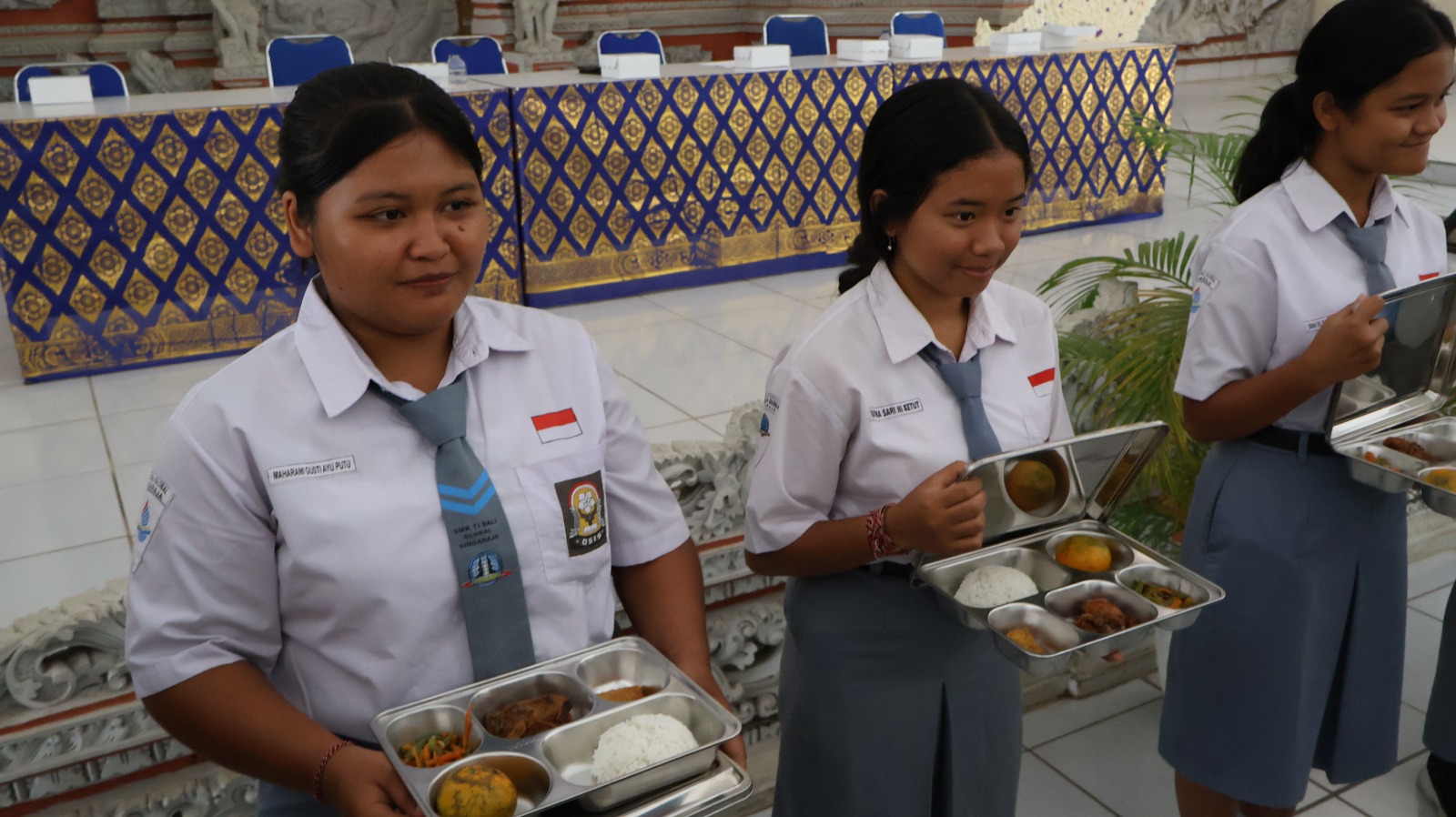 MBG: Siswa di SMK TI Bali Global menunjukkan menu Makan Bergizi Gratis (MBG) yang diterima pada Senin (29/9/2025).