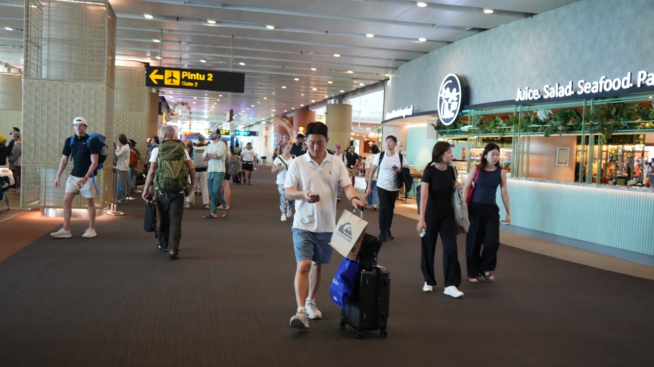 MAKIN RAMAI: Suasana di Terminal Internasional Bandara Ngurah Rai.