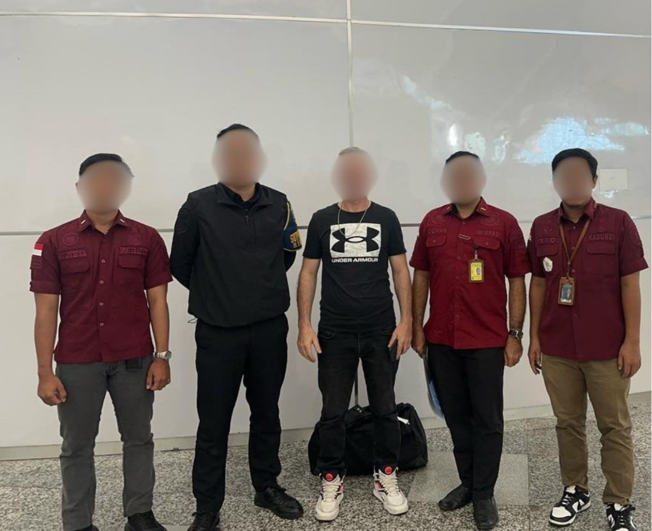 OVERSTAY: WNA asal Turki (tengah) saat dipulangkan ke negaranya melalui Bandara Ngurah Rai. Dia terjaring operasi keimigrasian di Jembrana.