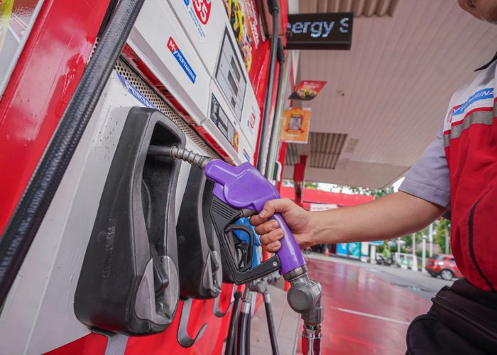 Petugas melayani pengisian bahan bakar di SPBU Signature Pertamina. Kehadiran SPBU Signature menghadirkan suasana modern dengan layanan premium yang berbeda dari SPBU konvensional.