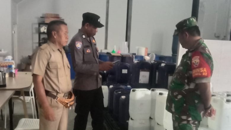 FERMENTASI: Pol PP Klungkung menemukan gudang yang digunakan untuk melakukan fermentasi buah-buahan.