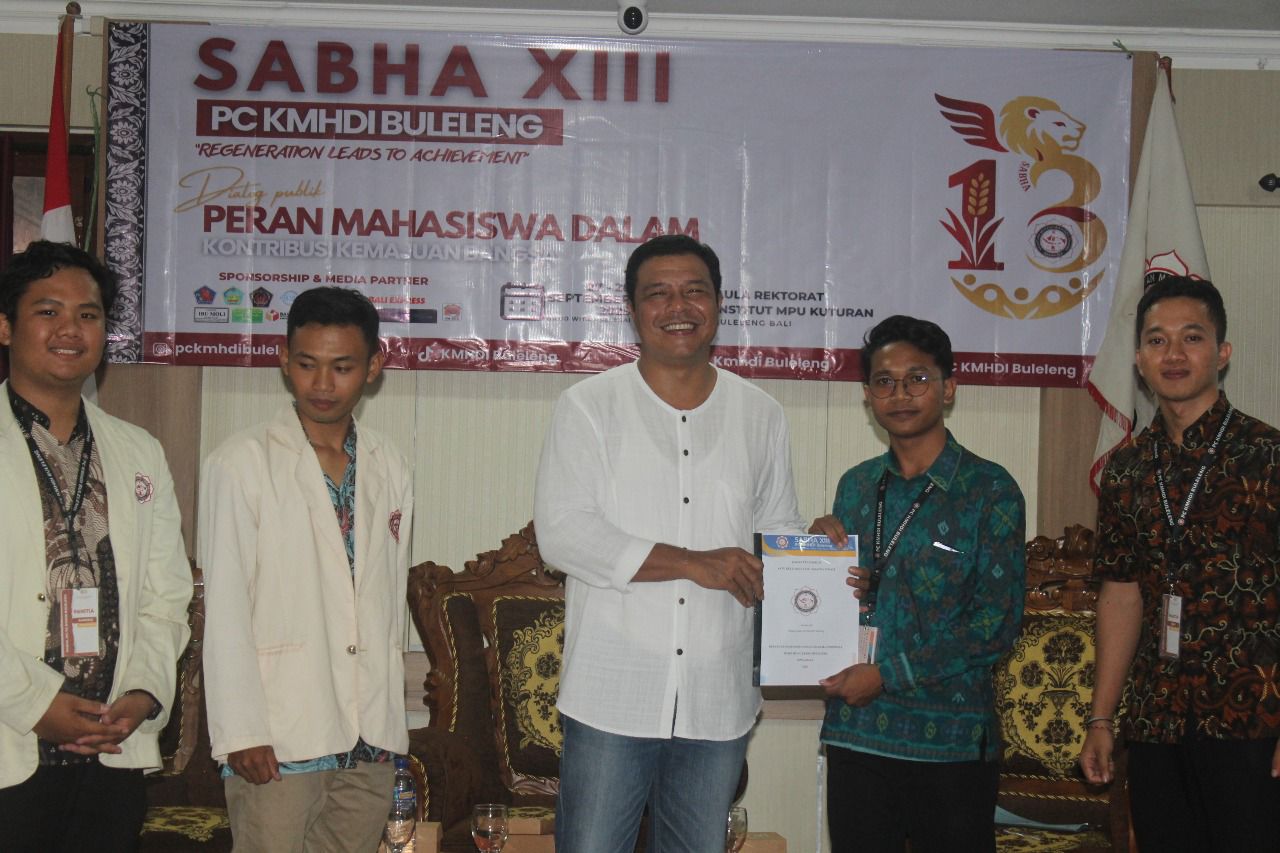 SERAHKAN KAJIAN: KMHDI Buleleng menyerahkan kajian akademik tentang program satu keluarga satu sarjana kepada Anggota DPRD Buleleng, Dewa Komang Yudi Astara (tengah).