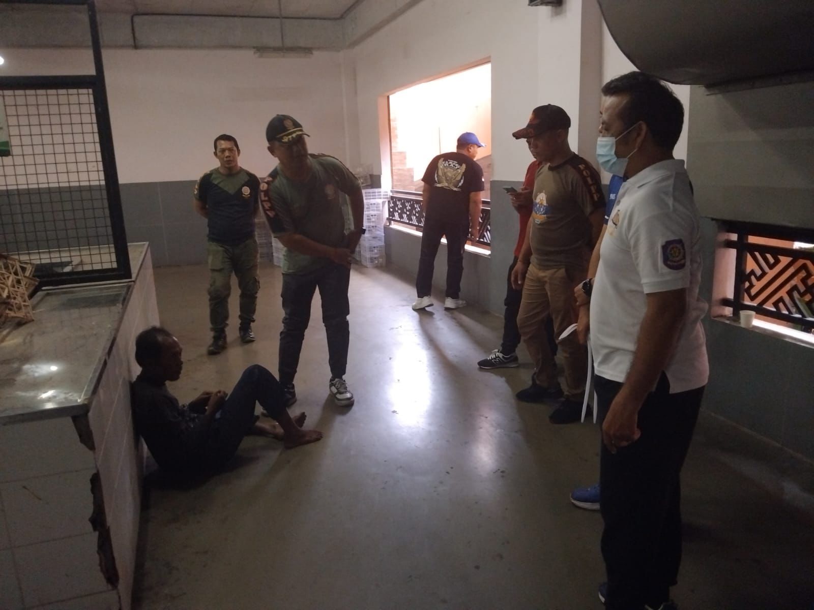 LINGLUNG: Pol PP mengamankan seorang pria yang diduga mengalami depresi dan linglung. Pria itu memilih tinggal di Pasar Banyuasri.