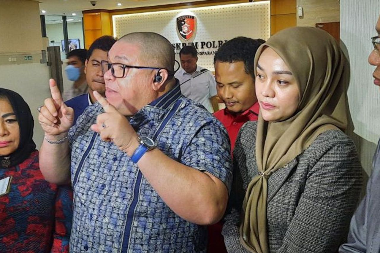 Razman Arif Nasution memberikan keterangan kepada wartawan usai menjalani pemeriksaan sebagai tersangka di Bareskrim Polri, Jakarta.