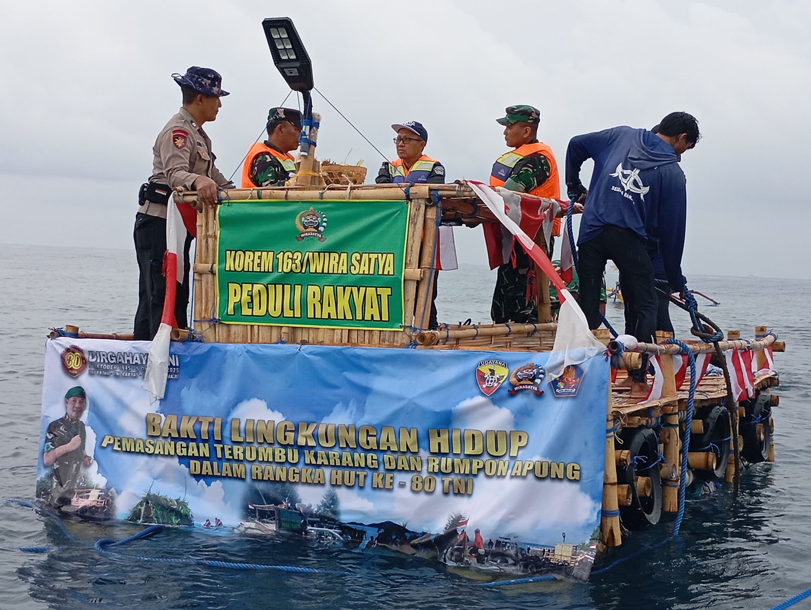 UNTUK MASYARAKAT: Rumpon apung yang dipasang TNI untuk membantu masyarakat pesisir yang kesulitan menangkap ikan. Kegiatan ini dilakukan dalam rangka HUT ke-80 TNI di Pantai Banjar, Buleleng.