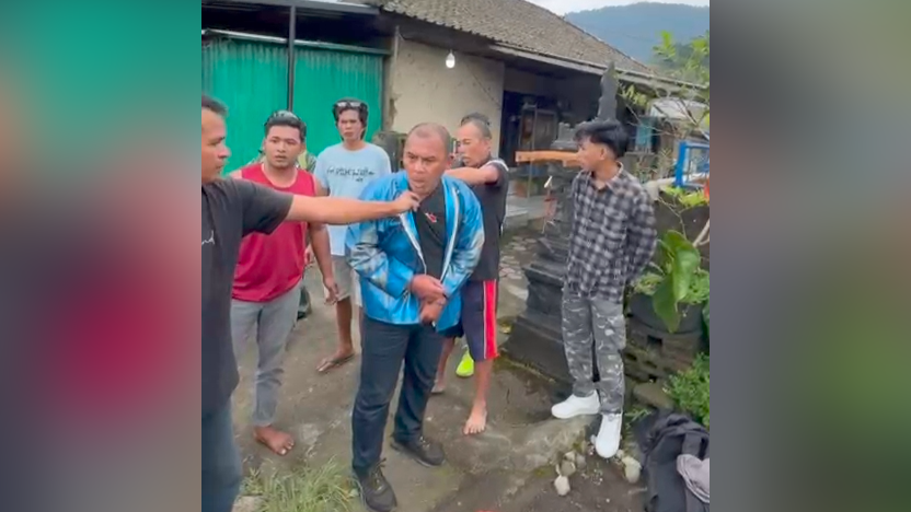 JAMBRET: Warga menangkap oknum polisi bernama I Wayan Sudiadnyana (jaket biru) yang melakukan aksi jambret kepada seorang pedagang di Buleleng, Bali.