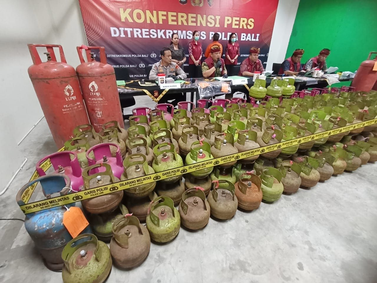 OPLOS LPG: Polda Bali menunjukkan barang bukti kasus pengoplosan LPG bersubsidi di Karangasem, Bali.
