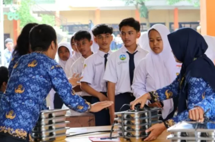 ilustrasi Guru Membagikan MBG ke para Siswa.