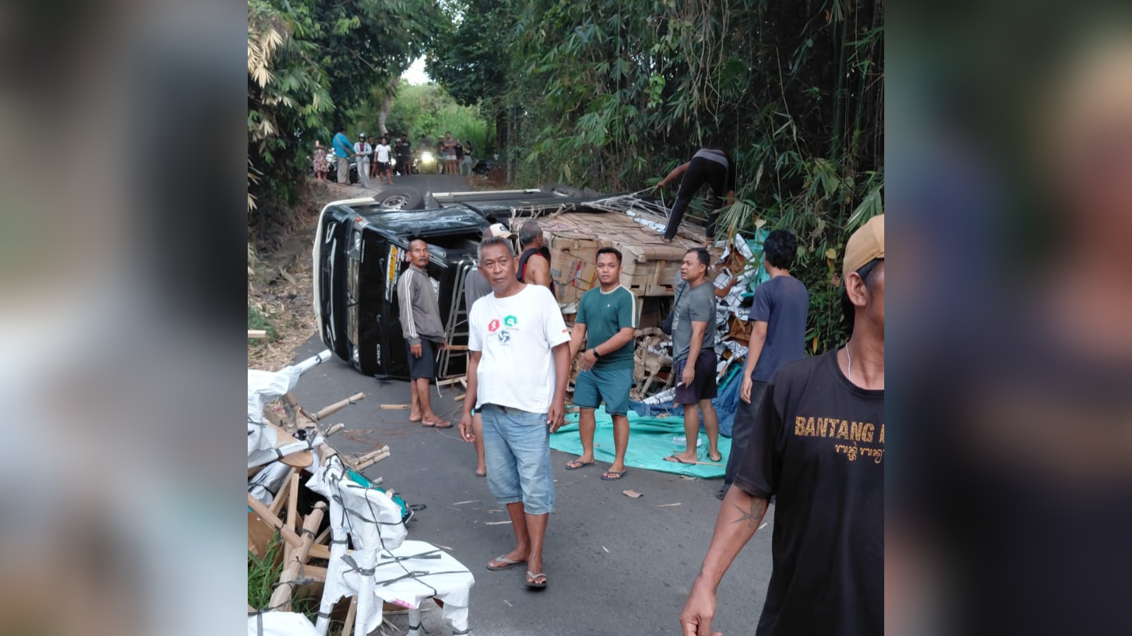 MAUT: Mobil pick up terguling di jalur alternatif penghubung Desa Sambangan dan Desa Panji. Seorang pelajar menjadi korban.
