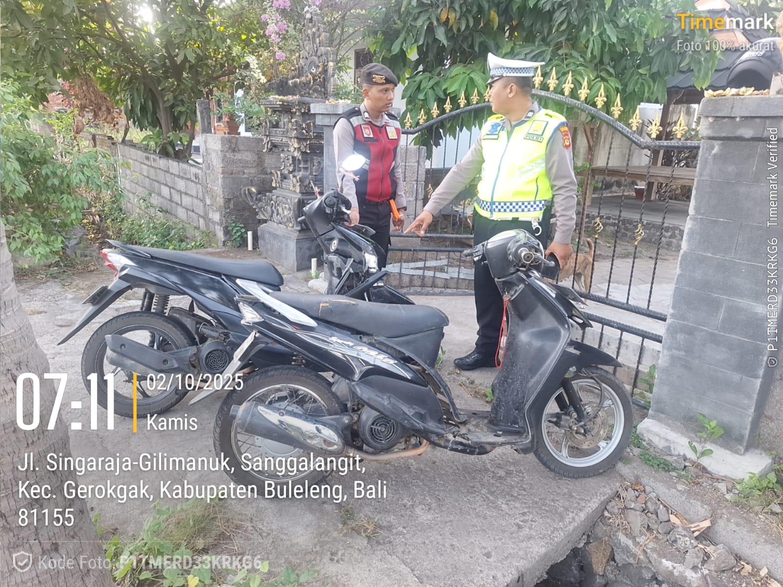 OLAH TKP: Aparat kepolisian di Polsek Gerokgak melakukan olah TKP di lokasi kecelakaan lalu lintas.