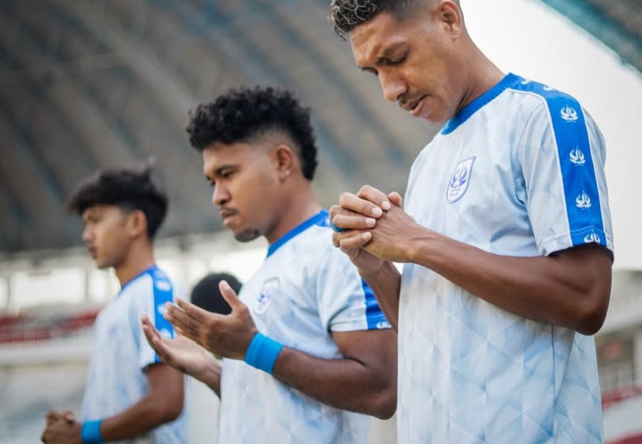 Pemain PSIS Semarang berdoa sebelum latihan, klub ini akan menjamu Barito Putra.