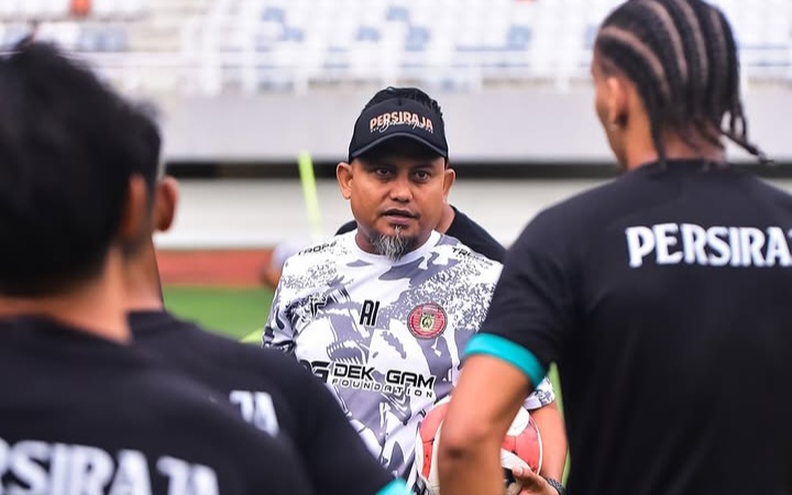 Pelatih Persiraja Banda Aceh saat latihan, klub ini akan menjamu Garudayaksa.