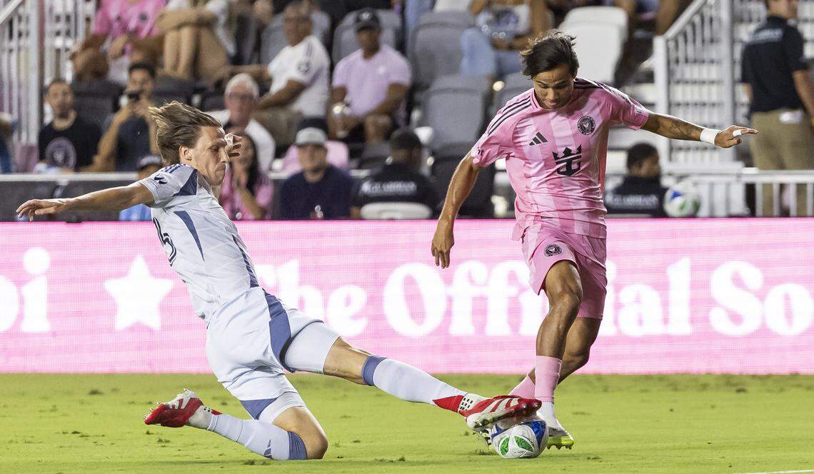 Gelandang Inter Miami, Telasco Segovia (8), berlari membawa bola saat bek Chicago Fire, Jack Elliott (3), bertahan di babak pertama pertandingan MLS mereka di Stadion Chase, Selasa (30/9/2025).