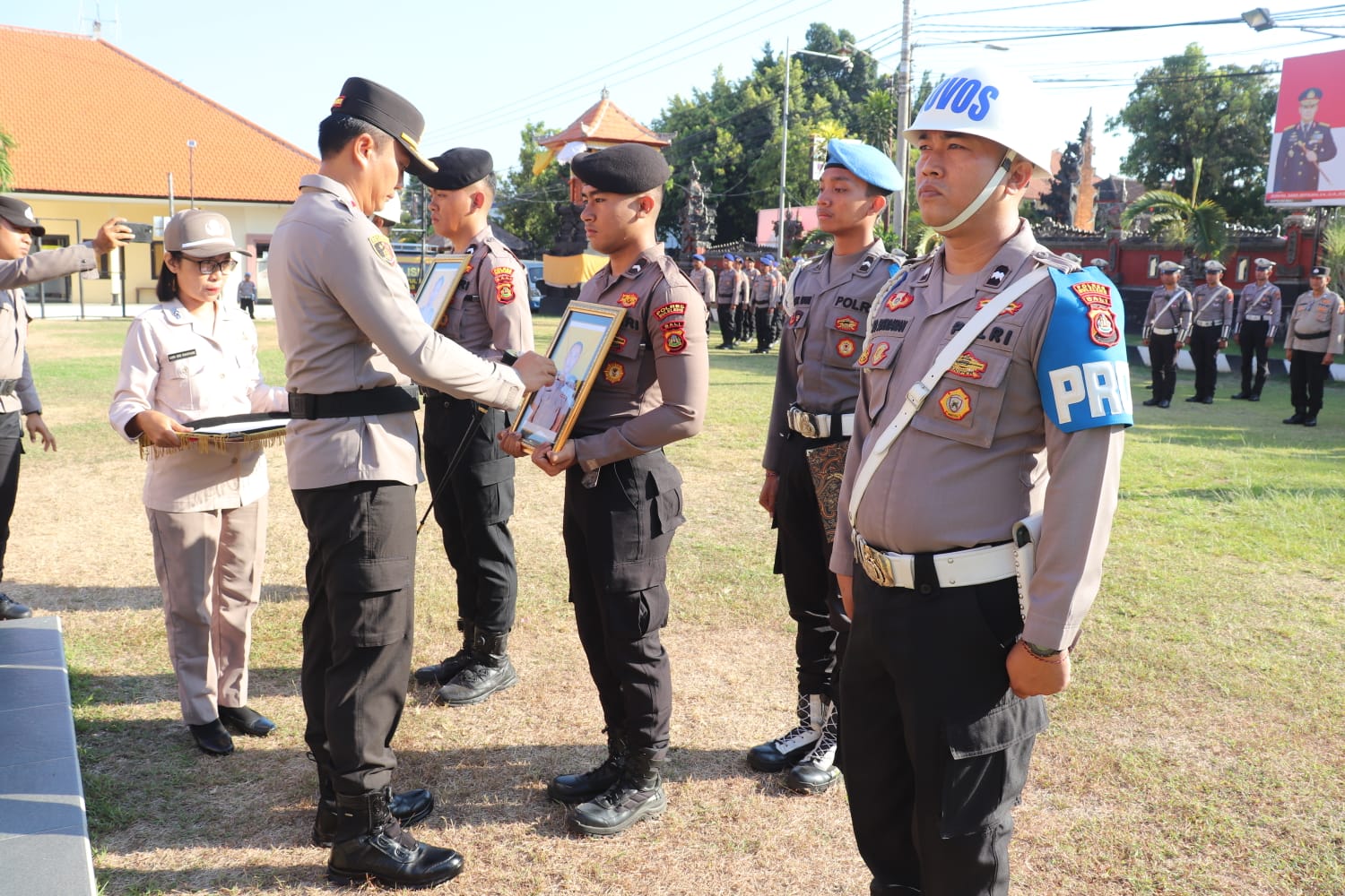 PECAT: Kapolres Buleleng, AKBP Ida Bagus Widwan Sutadi memimpin apel pemecatan personel Polres Buleleng.