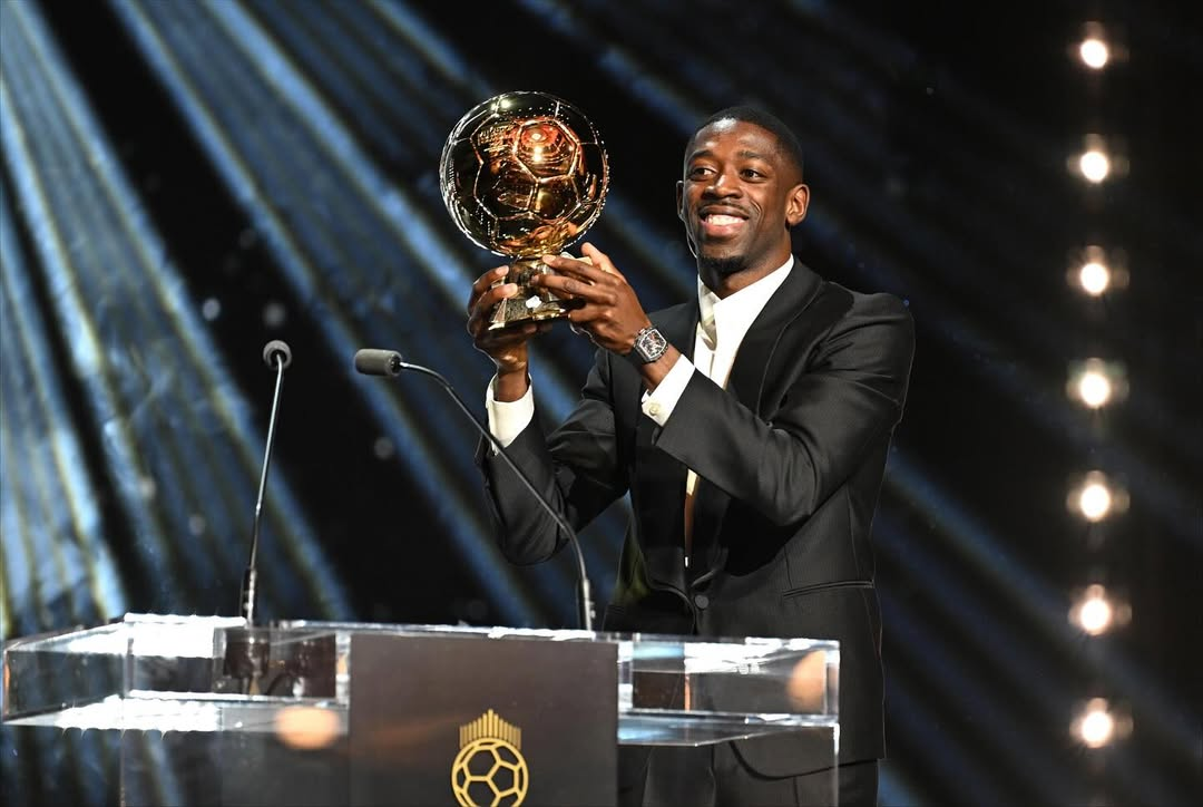 Ousmane Dembele mengangkat trofi Ballon d&rsquo;Or 2025.