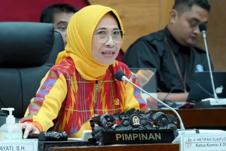 DPR menegaskan revisi RUU Sisdiknas justru bertujuan memperkuat kesejahteraan guru, bukan mengurangi hak-hak mereka.