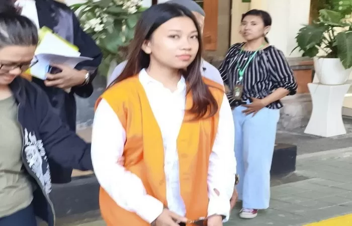 PROMOSI JUDOL: selebgram Vienna Varella Angeli Parinussa usai menjalani sidang di Pengadilan Negeri Denpasar.