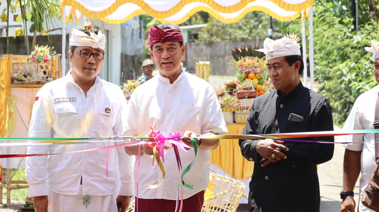 RESMIKAN JALAN ANYAR: Wakil Bupati Buleleng, Gede Supriatna meresmikan akses jalan baru di Padang Keling, Buleleng.