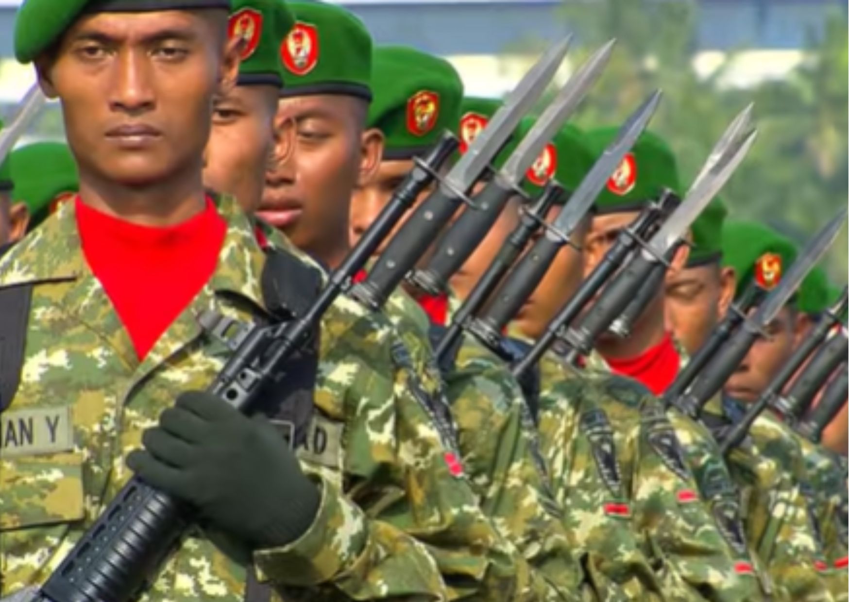 Pasukan TNI AD melakukan defile dengan formasi rapi dan bersenjata lengkap saat perayaan puncak HUT ke-80 TNI di Monas, Jakarta, Minggu (5/10/2025).