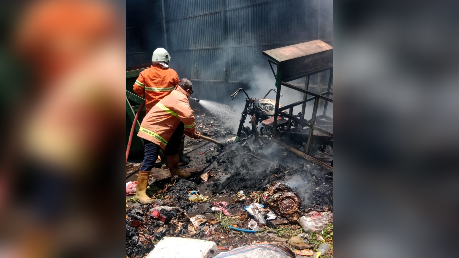 HANGUS: Armada sepeda motor roda tiga yang hangus terbakar di TPS Anturan.