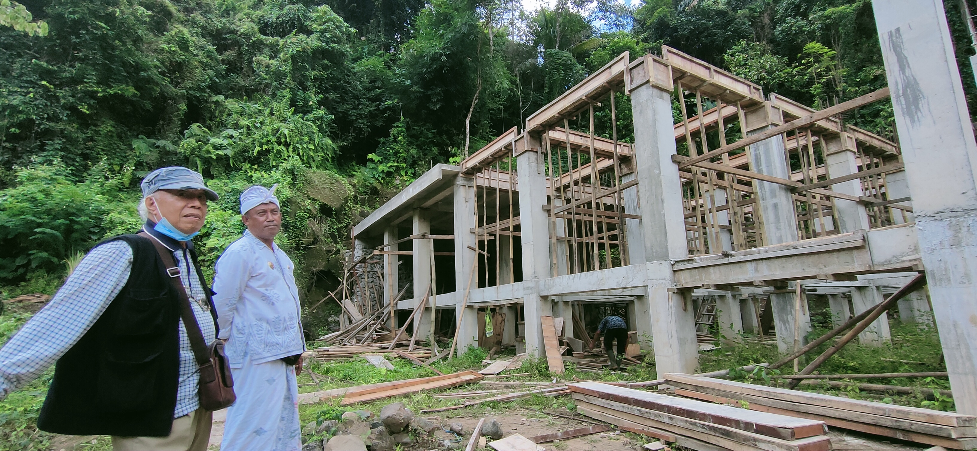CEK LOKASI: Anggota DPRD Bali, Jro Nyoman Ray Yusha (kiri) saat mendatangi lokasi proyek pembangunan pura yang mangkrak di Desa Bila, Buleleng.