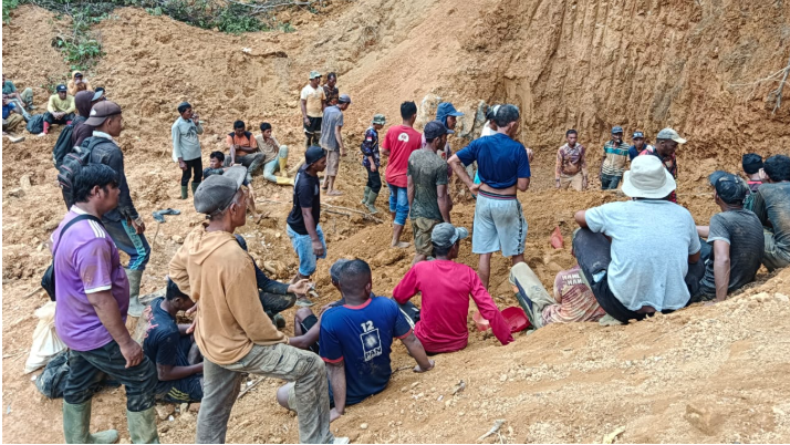 Warga sedang mengevakuasi korban longsor di lokasi tambang emas ilegal, Kabupaten Aceh Jaya.