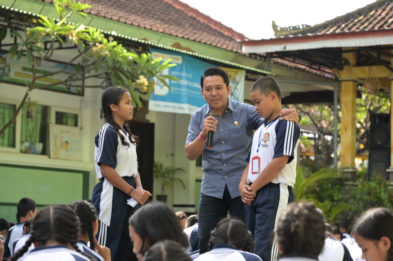 SOSIALISASI: Komisioner KPU Buleleng, Arya Suarnata melakukan sosialisasi kepada siswa SMPN 6 Singaraja.