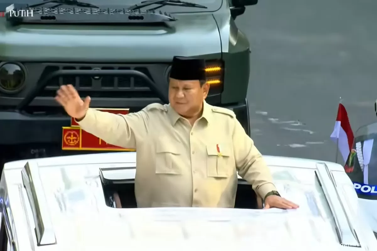 Presiden Prabowo Subianto menumpangi Maung Pindad dari Istana Kepresidenan, Jakarta, menuju Lapangan Monas untuk memimpin apel peringatan HUT ke-80 TNI.