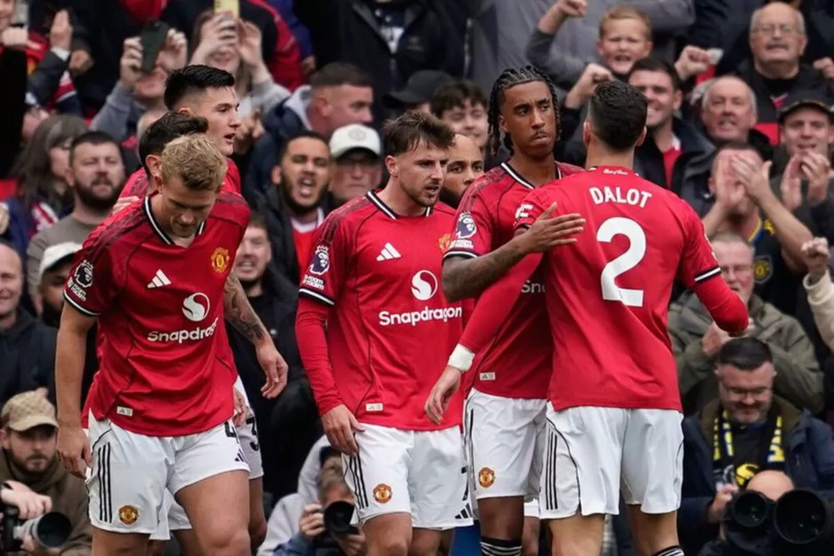 Selebrasi skuad Manchester United pada gol pembuka Mason Mount.