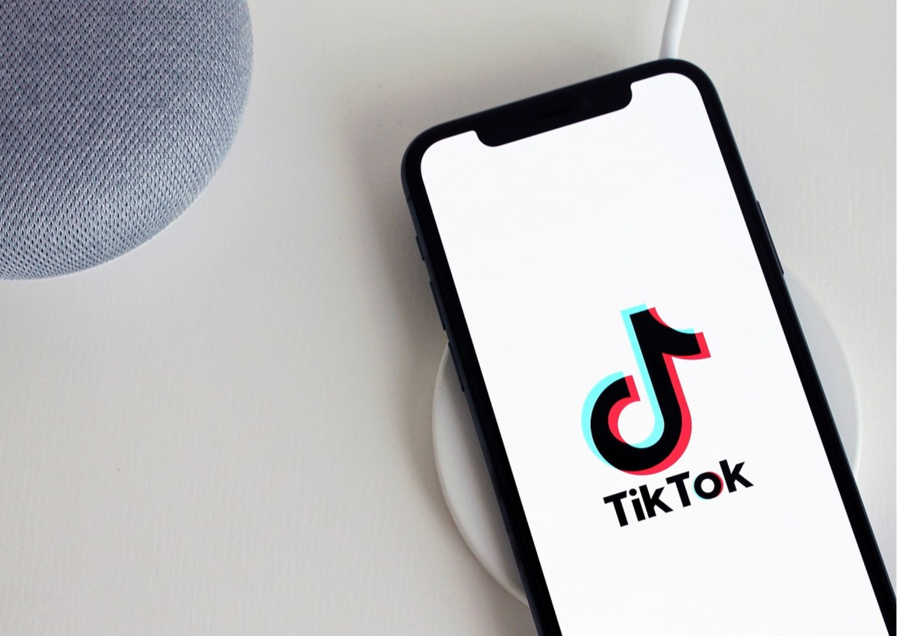 Ilustrasi logo aplikasi TikTok terpampang di layar ponsel.