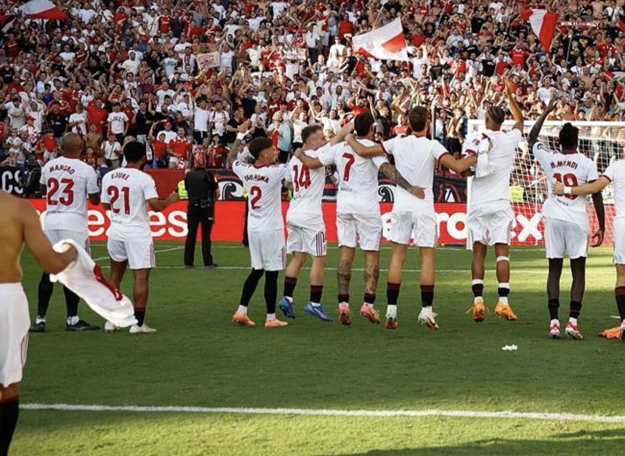 Para pemain Sevilla merayakan keberhasilan, setelah menang 4-1 atas barcelona dalam lanjutan La Liga Spanyol 2025/2026 tadi malam.