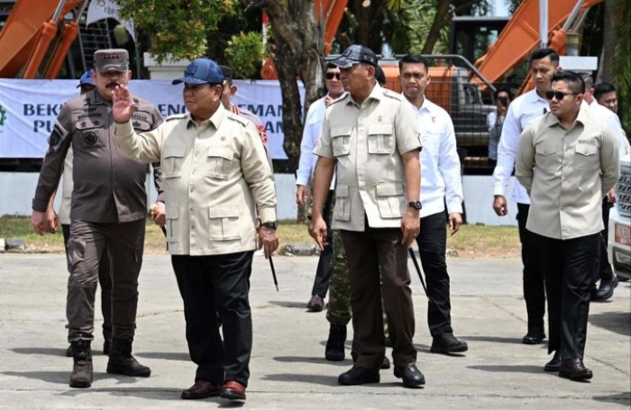 Presiden Prabowo Subianto melihat penyerahan barang rampasan negara dari tambang ilegal yang melakukan pelanggaran hukum kepada PT Timah Tbk di smelter Tinindo Internusa.
