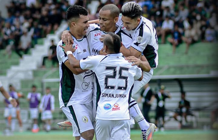Selebrasi pemain PSS Sleman usai gol ke gawang Persipal Palu.