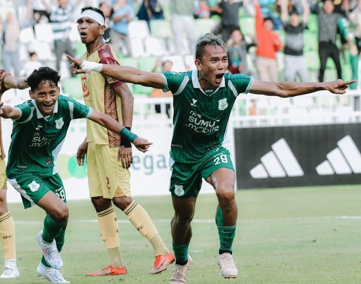 Ekspresi pemain PSMS Medan, Rudiyana, usai mencetak gol ke gawang Sriwijaya FC.