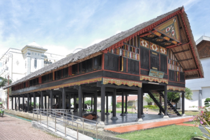 Bangunan rumoh aceh. Bangunan ini mengandung banyak makna dari budaya Aceh.