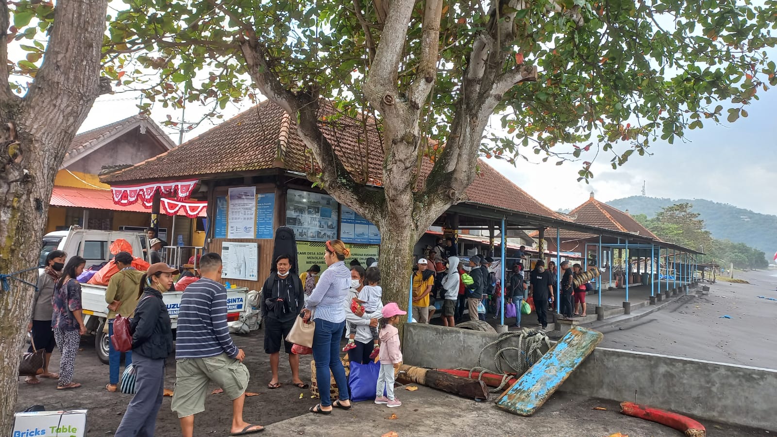 suasana di dermaga penyeberangan pelabuhan di Kusamba.