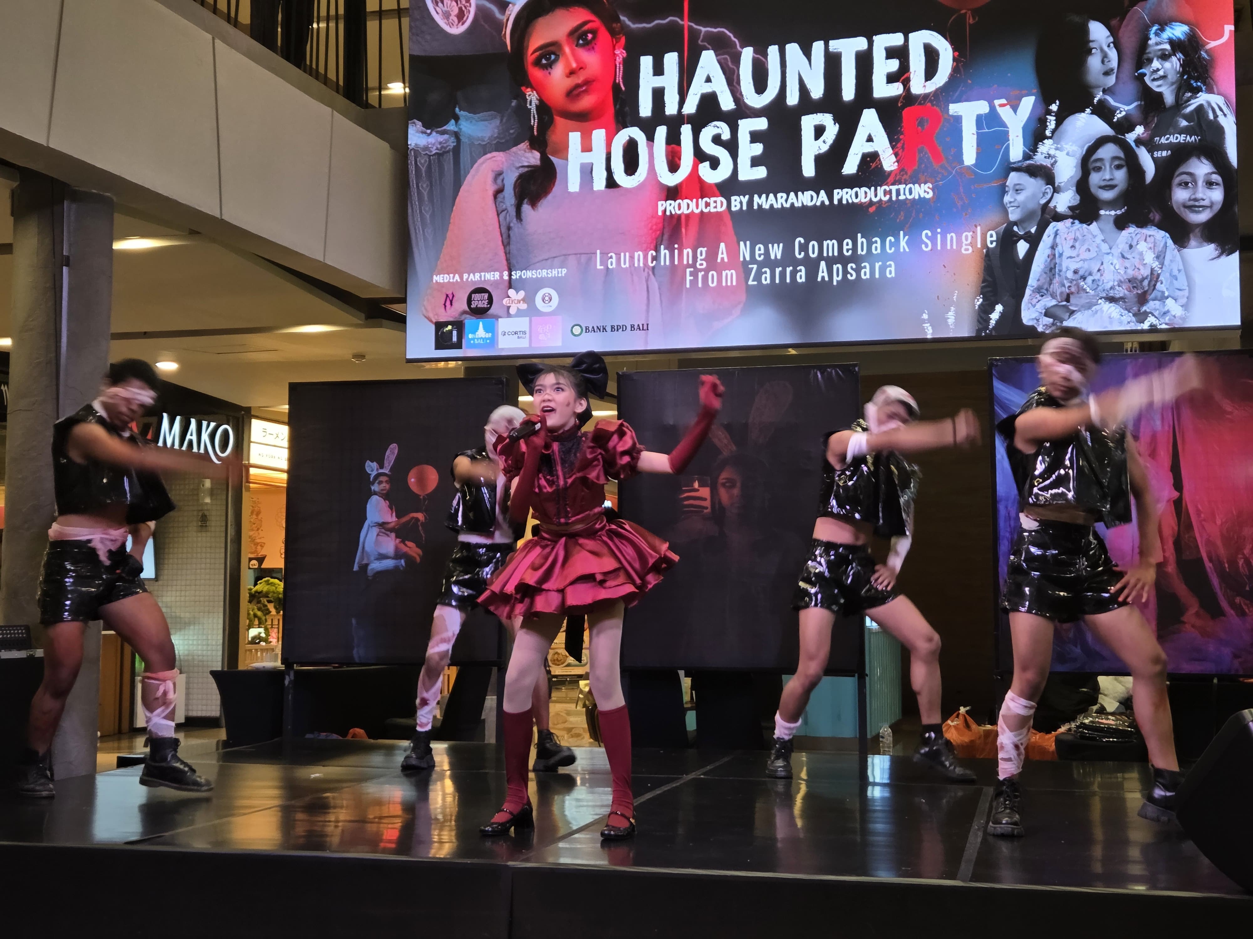 ENERJIK: Zarra Apsara (baju merah) saat launching single keenamnya di Level 21 Mall.