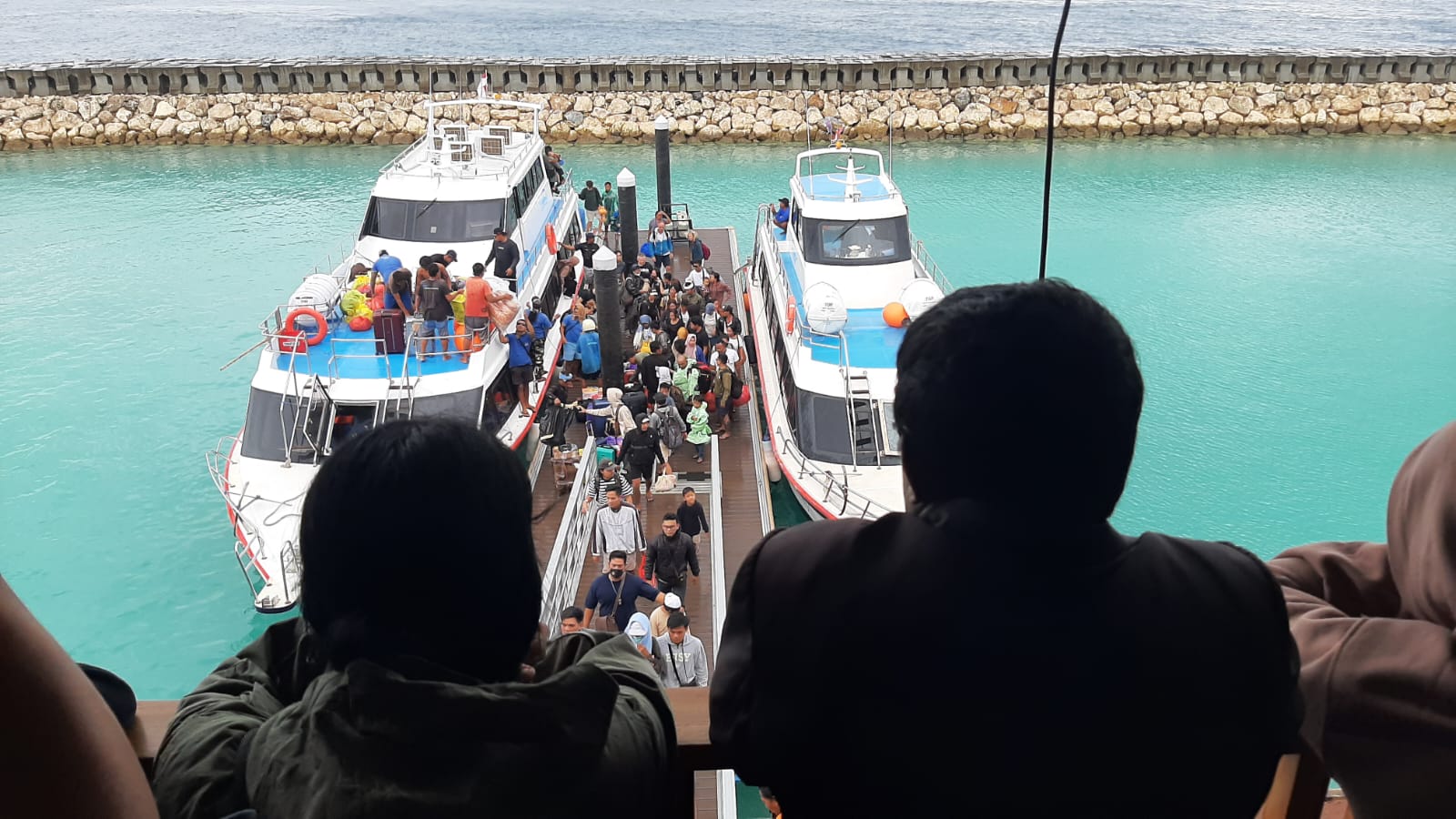 Aktivitas penyeberangan di Nusa Penida.