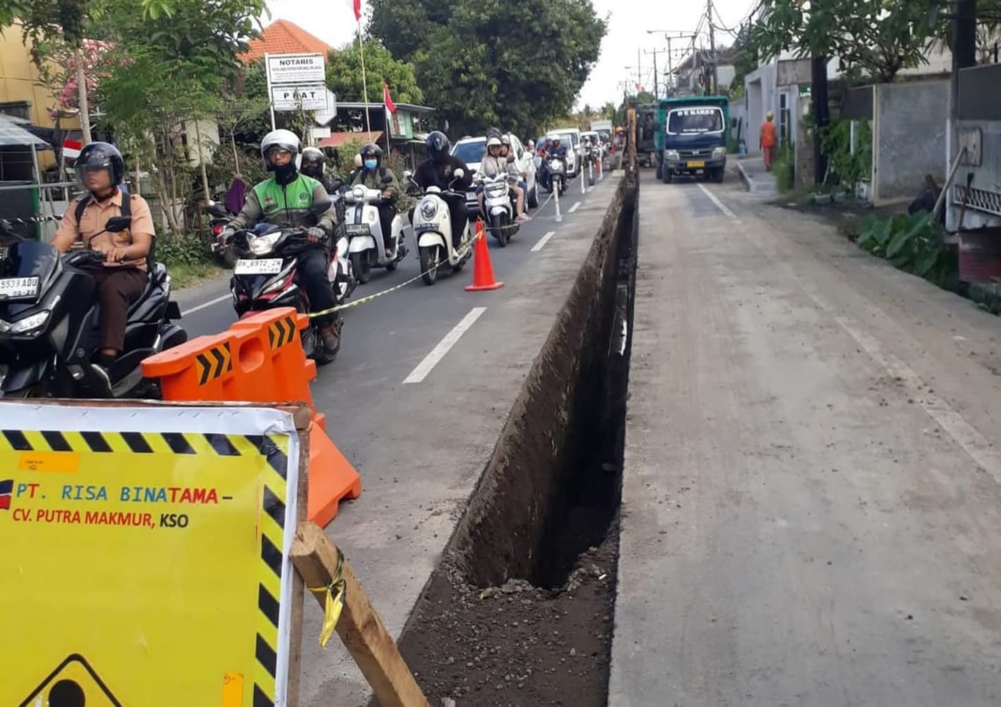 TUAI KELUHAN: Proses pemasangan pipa air minum di Jalan Sedap Malam, Denpasar. Proyek ini menuai keluhan karena sering memicu kecelakaan.