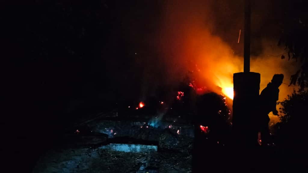 LUDES: Peristiwa kebakaran yang melalap pabrik penyulingan daun cengkeh di Desa Pelapuan, Busungbiu.
