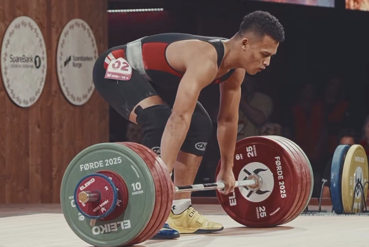 Atlet angkat besi Rizki Juniansyah berhasil menyabet 2 medali emas dan memecahkan rekor dalam IWF World Championship 2025, Selasa (7/10/2025).(IWF)