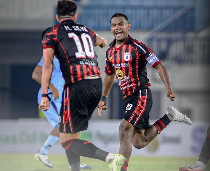 Selebrasi pemain Persipura, Ramai Rumakiek, usai membuat gol kemenangan saat bertandang ke Persela.